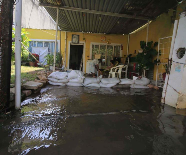 Con costales, buscan contener inundaciones en Villahermosa