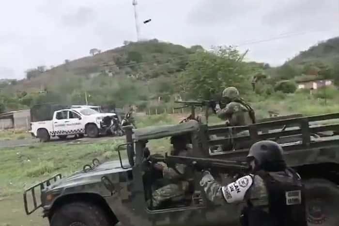 Enfrentan militares al CJNG en Aguililla