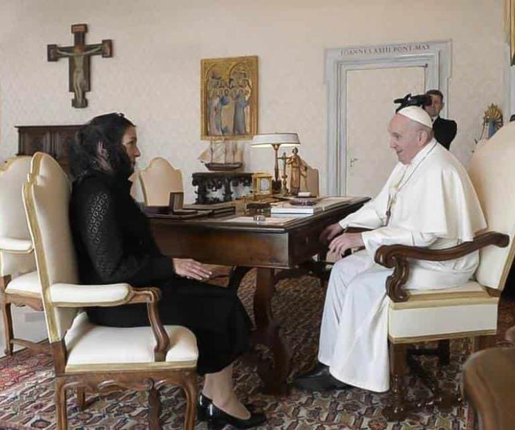 Beatriz Gutiérrez Müller entrega al Papa carta de AMLO