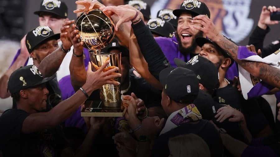 Cumplen Lakers promesa a Bryant y ganan campeonato