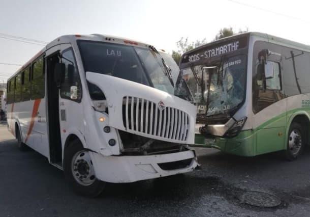 Chocan camión urbano y transporte de personal en Escobedo