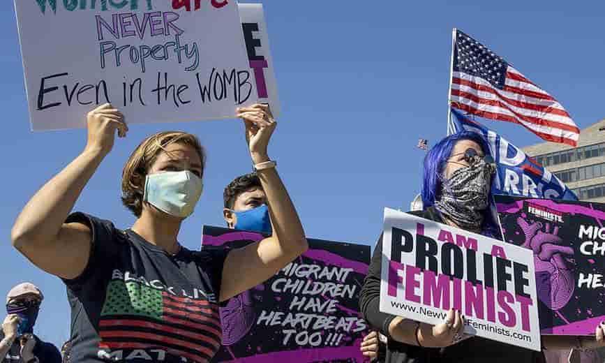 Mujeres se manifiestan contra Trump y nominada al Supremo