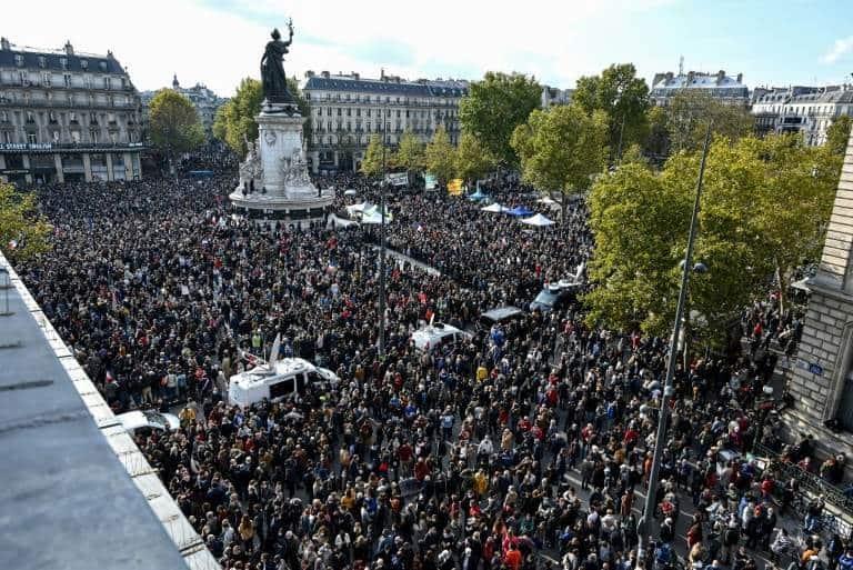 Manifestantes rinden homenaje a profesor en Francia