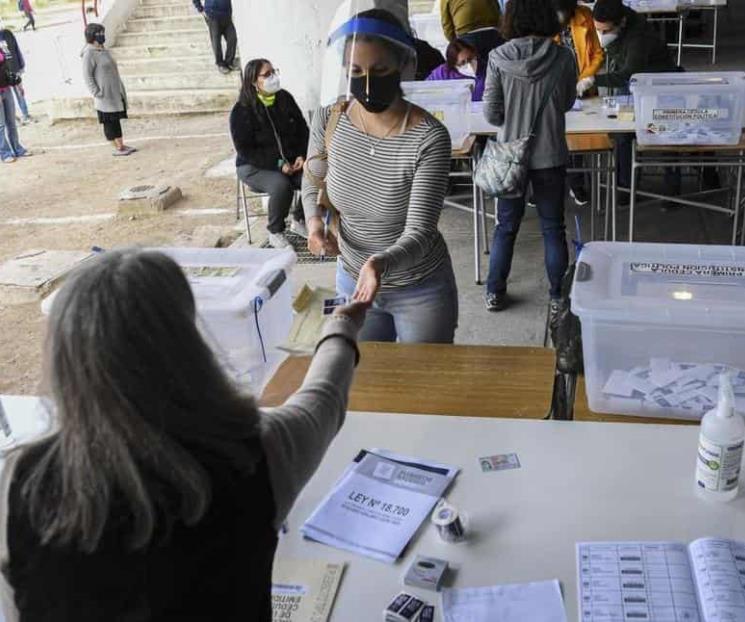 Chilenos salen a votar en referéndum constitucional
