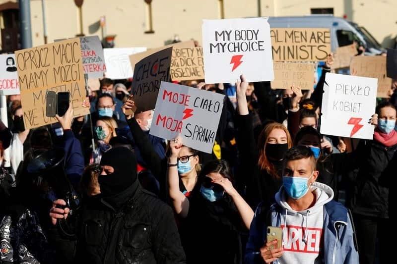 Protestan en Polonia contra prohibición del aborto