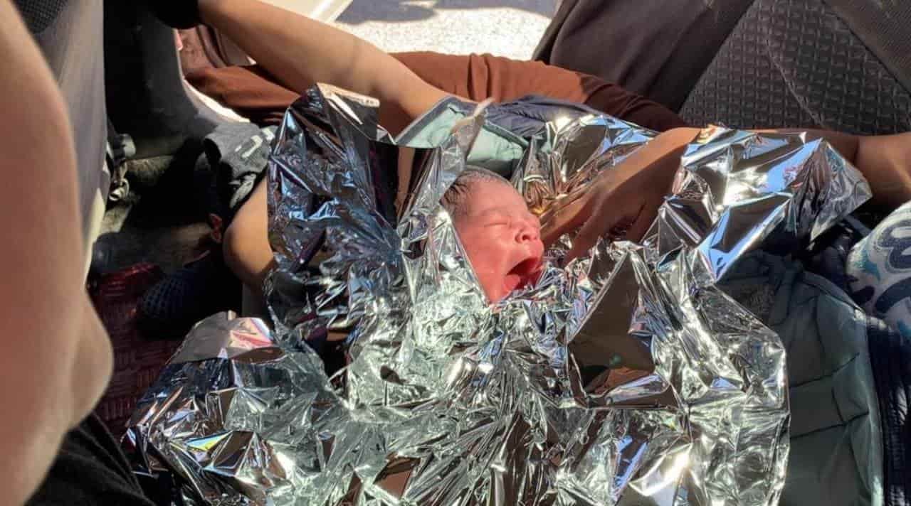 La madre de familia dio a luz a una bebito dentro de un automóvil