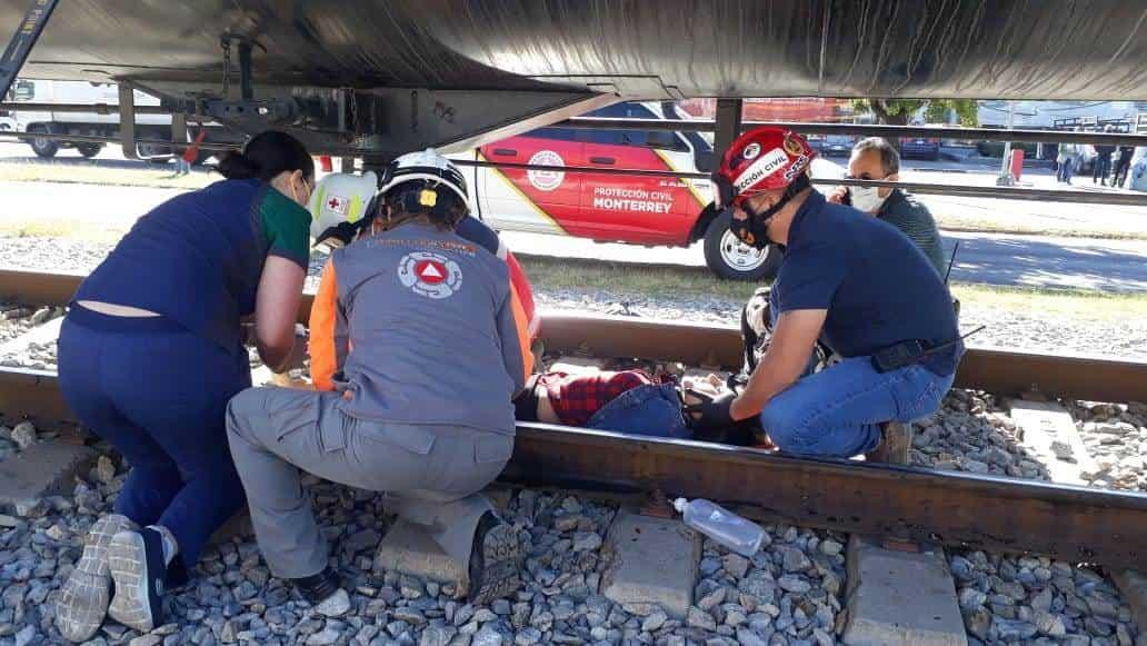 Mujer pierde su pierna al ser arrollada por el tren