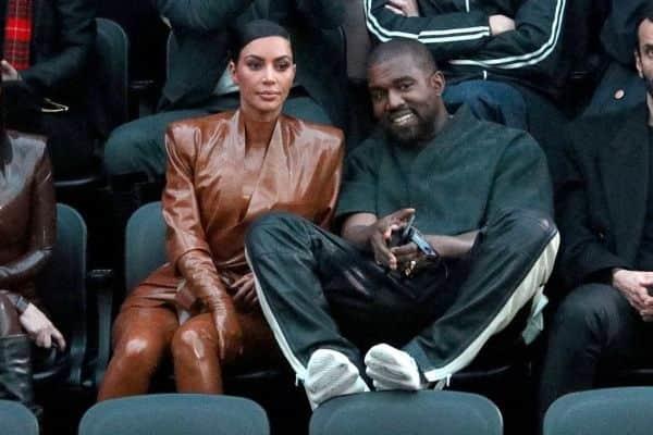Kanye West le da a Kim Kardashian un peculiar regalo