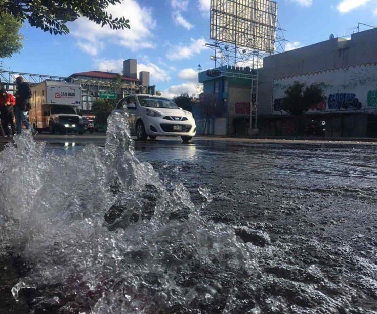 Fuga de agua en calles de la CDMX
