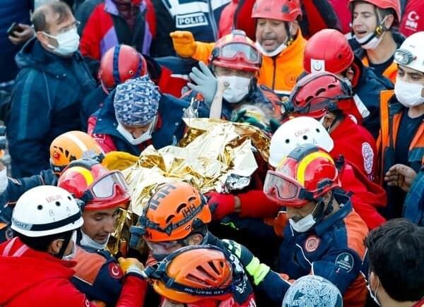 Rescatan a niña atrapada bajo los escombros en Turquía