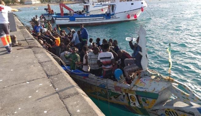Intercepta España barco con migrantes