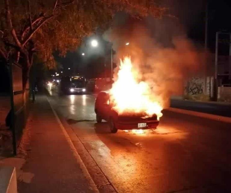 Se incendia vehículo en Colonia CROC