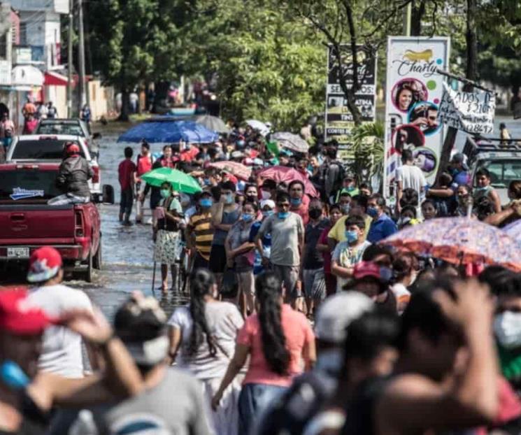 Damnificados en Tabasco hacen fila por una despensa