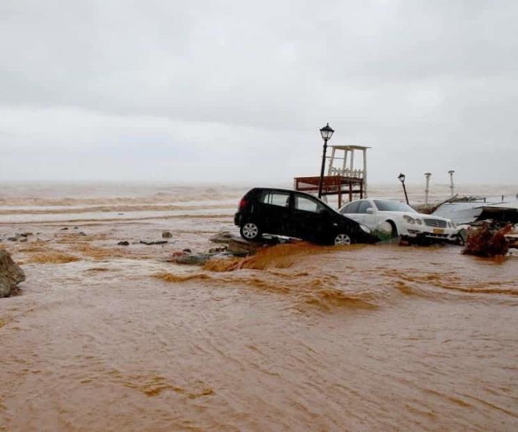 Arrastran inundaciones vehículos hacia el mar