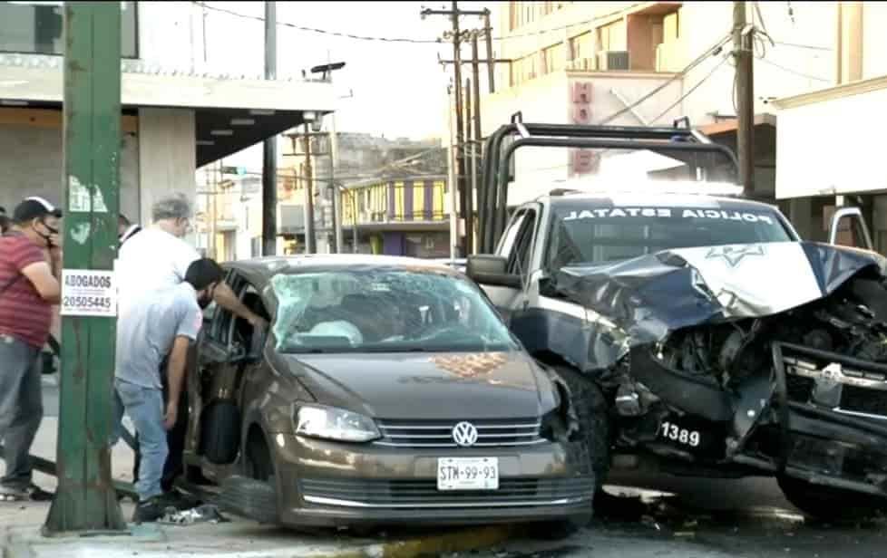 Muere pasajero de taxi tras choque con patrulla