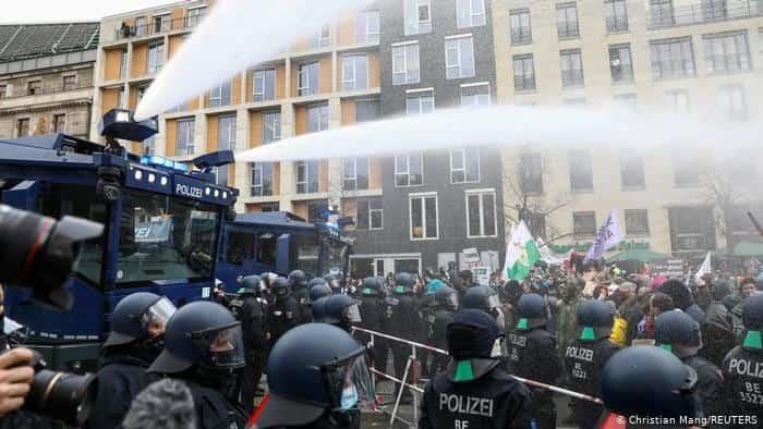 Dispersan protesta contra restricciones en Berlín