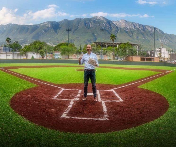 Entrega Miguel Treviño campo de beisbol