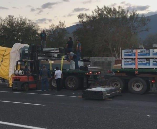 Se desprende carga de tráiler en la Carretera Nacional