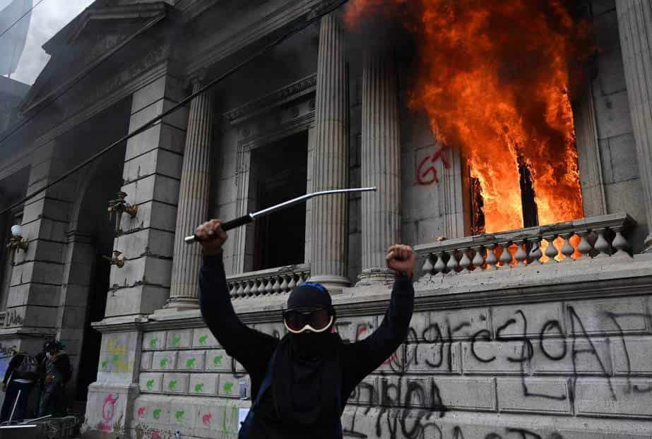 Manifestantes incendian sede del Congreso de Guatemala