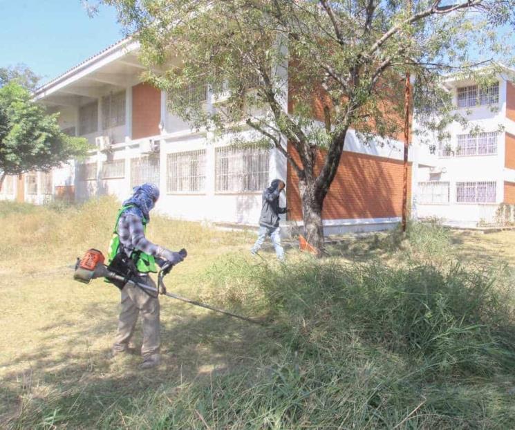 Hacen labores de limpieza y deshierbe en escuelas de Apodaca