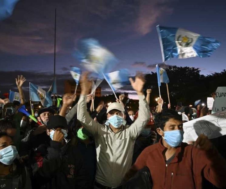 Exigen guatemaltecos renuncia de Giammattei