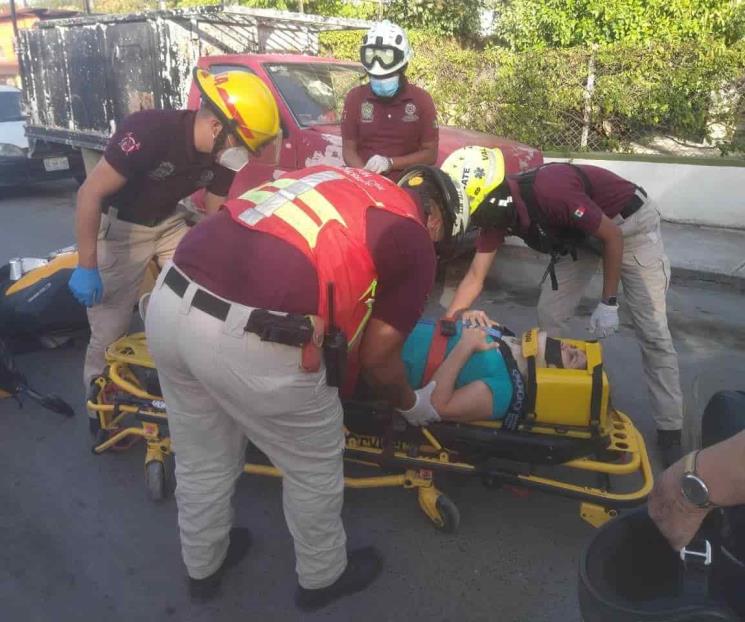 Mujer motociclista queda lesionada al ser arrollada