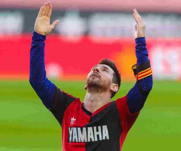 Messi le rinde homenaje a Maradona