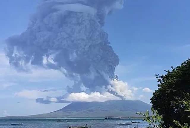 Volcán Ile Lewotolok entra en erupción en Indonesia