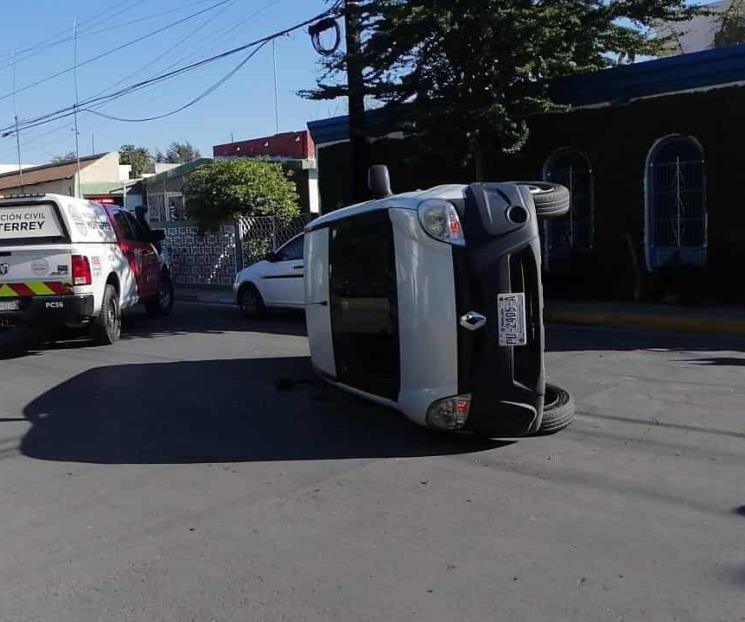 Conductor termina lesionado en volcadura en Mitras Norte