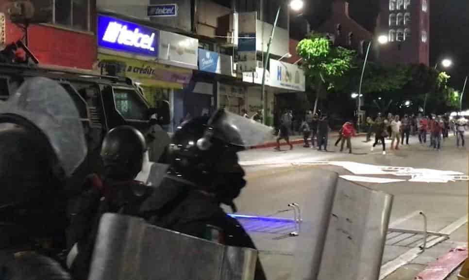 Desalojan a normalistas en protesta de Chiapas
