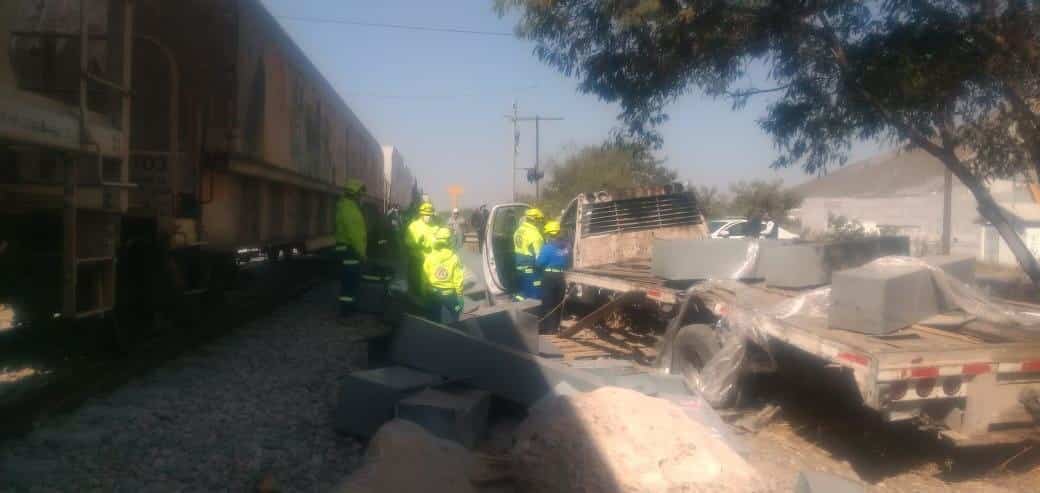 el conductor de un camión de carga resultó con diversas lesiones al envestido por el tren