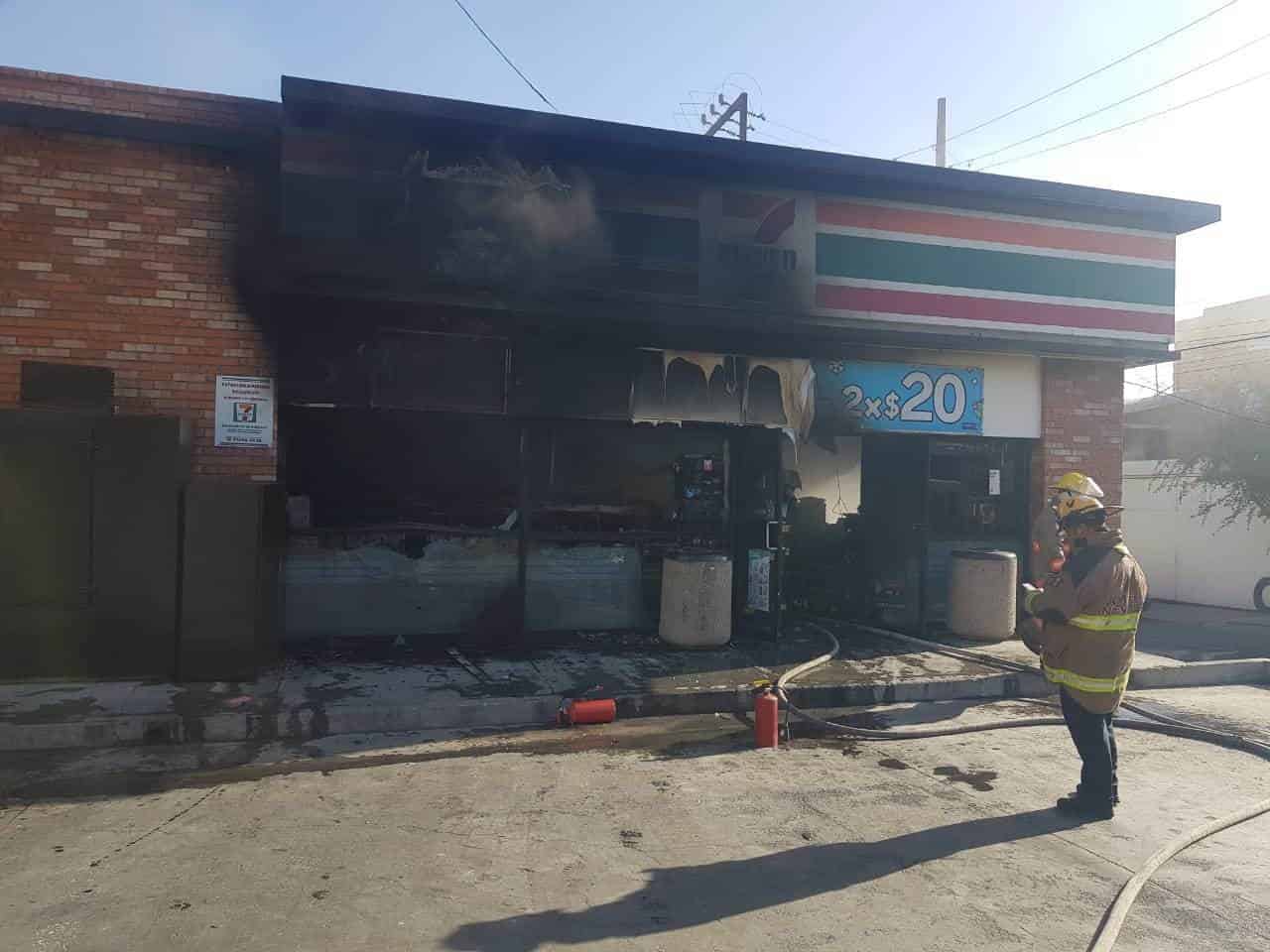 El incendio se reportó en una tienda de conveniencia en la zona de Cumbres