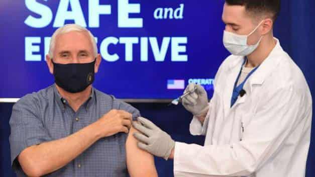 Mike Pence recibe públicamente vacuna contra el coronavirus
