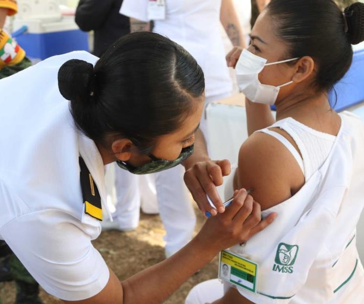 Inicia tercer día de vacunación en sede militar Iztapalapa