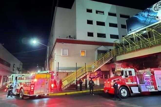 Arde local en el Mecado Juárez