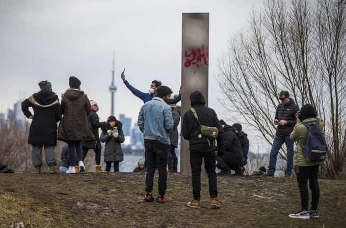 Monolito metálico aparece en Toronto en víspera de Año Nuevo