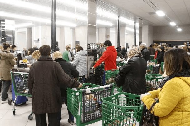 Aparecen aglomeraciones en supermercados y carnicerías