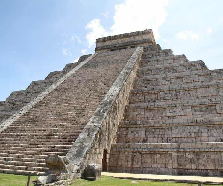 Sanción administrativa a mujer que subió a  Chichén Itzá