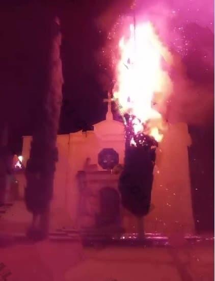 Se incendia pino en iglesia de Dr. Arroyo