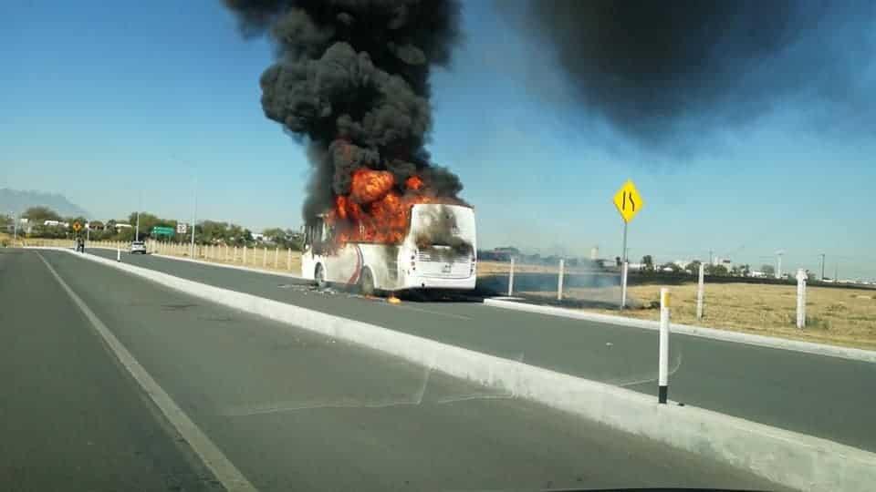 Se incendia transporte de personal en Guadalupe