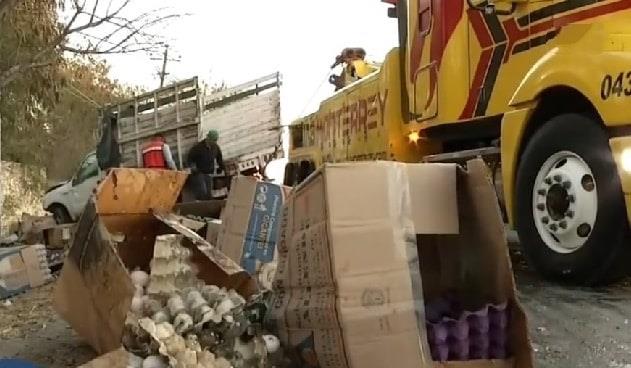Choca camión cargado de huevo en Apodaca