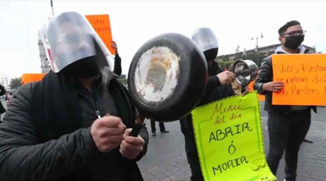 Restauranteros protestan con cacerolazo; piden reabrir