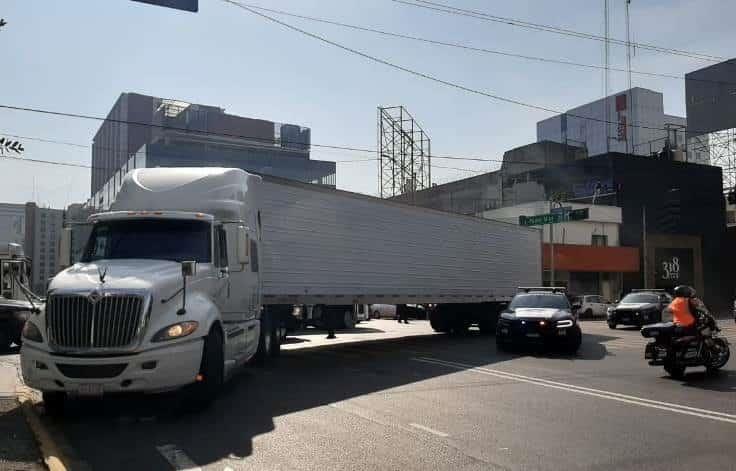 Hace estragos cubano con camión de carga
