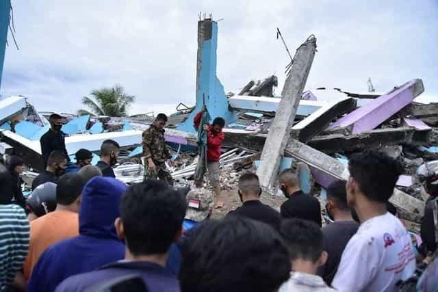 Aumenta a 26 número de muertos tras terremoto en Indonesia