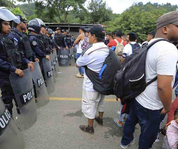 Detienen a cientos de hondureños de caravana