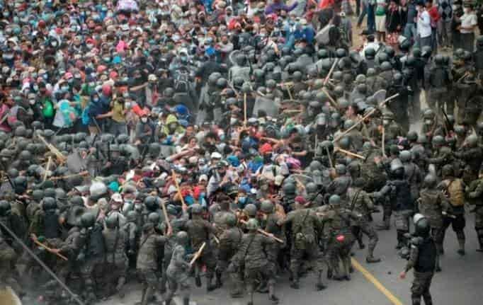 Policía guatemalteca reprime caravana de migrantes