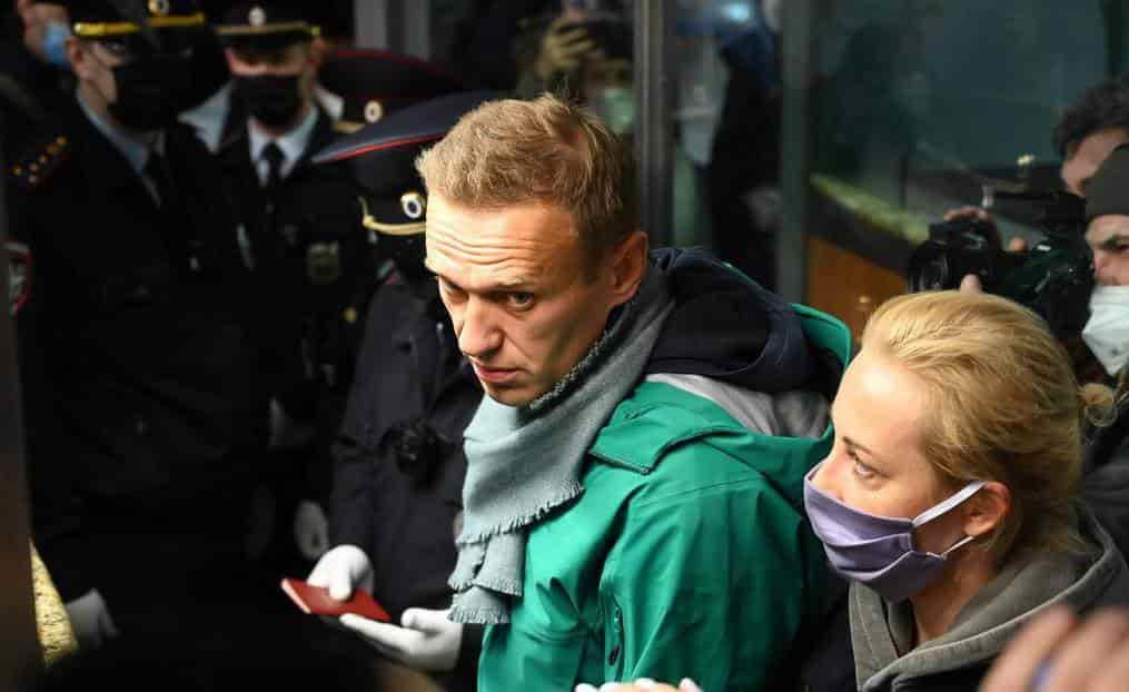 Detienen a Navalny en el aeropuerto de Moscú