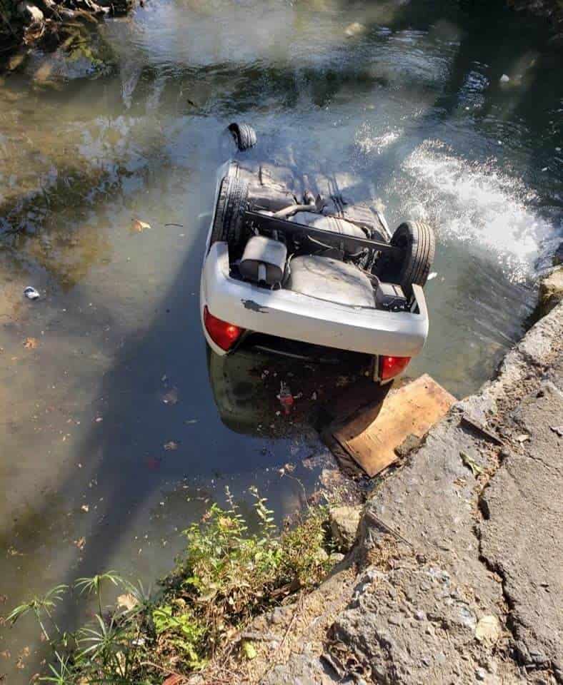 la conductora se desplomó en un barranco y terminó volcado en una cascada de la “Cola de Caballo