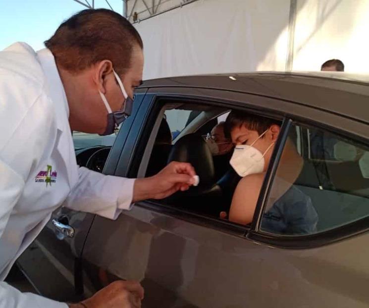 Arranca drive thru de vacunación en Arena Monterrey