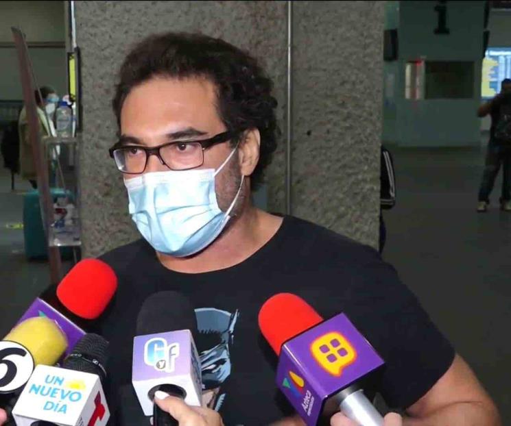 Eduardo Yáñez empuja micrófono de reportero